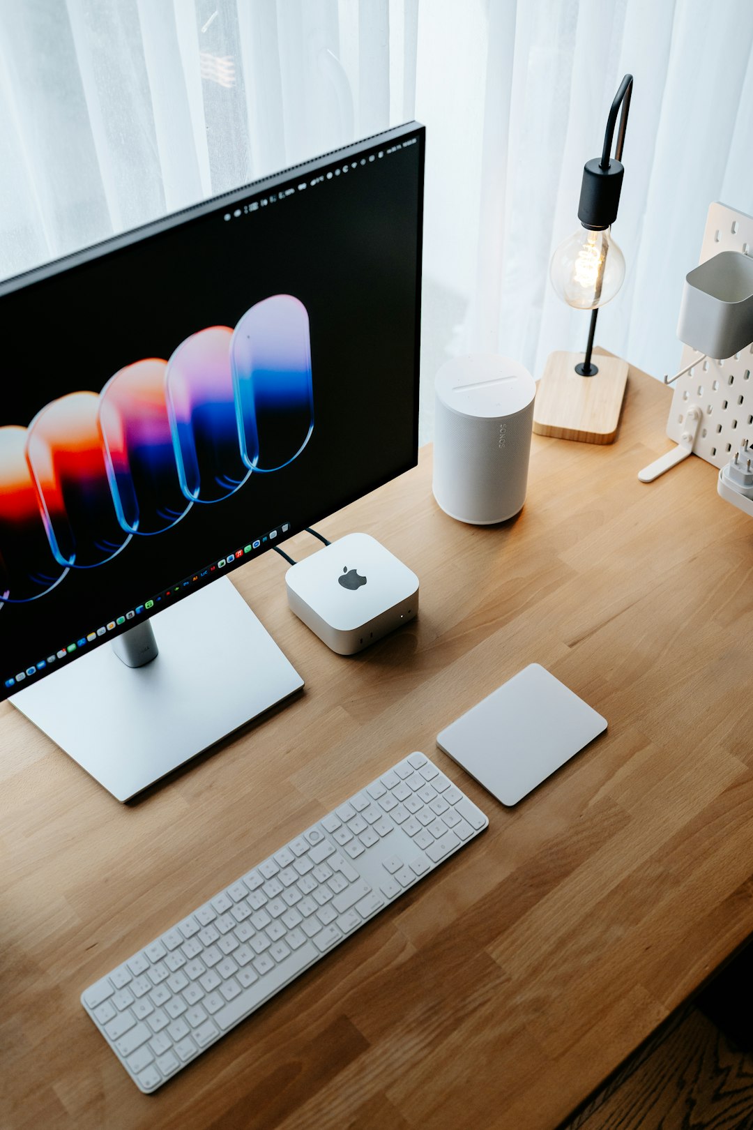 about-01 computer-setup-with-monitor-keyboard-and-mouse-dujwl1s6b8q
